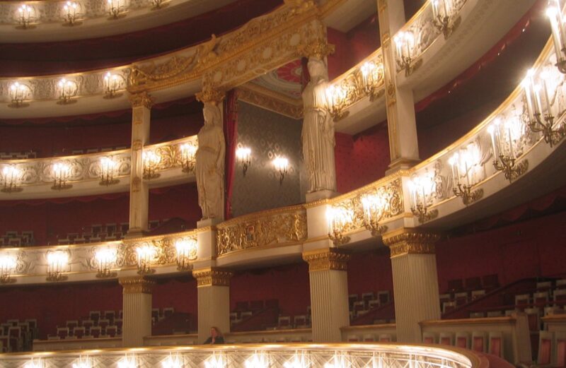 Escenarios de teatros: espacios versátiles para la magia escénica